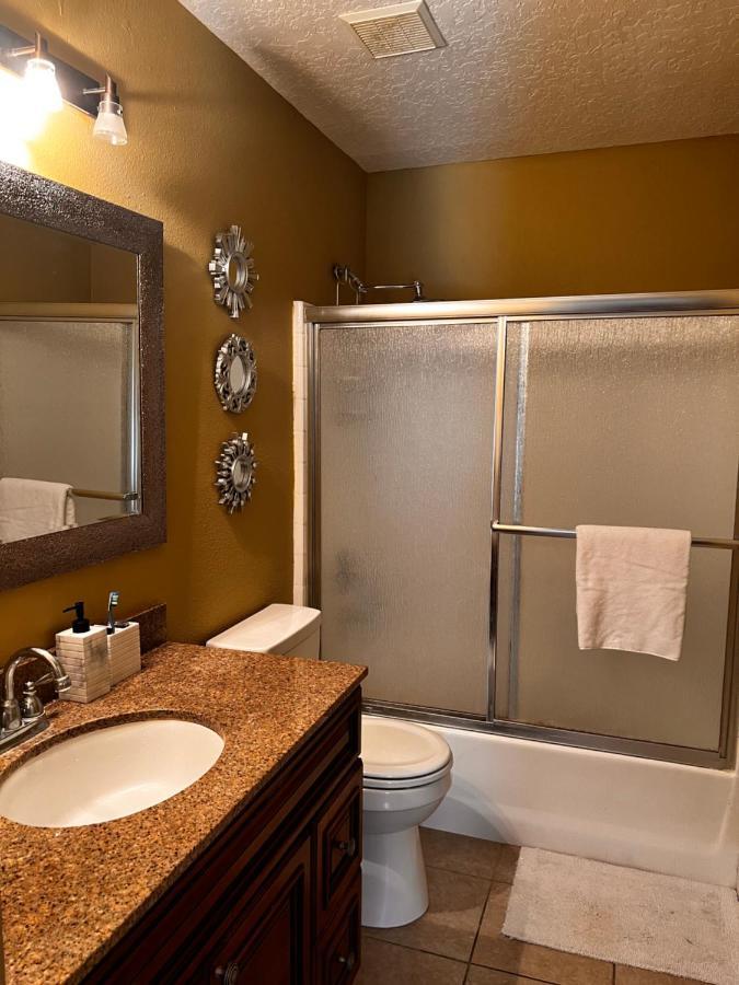 Modern Room With Shared Bathroom Alafaya Bagian luar foto