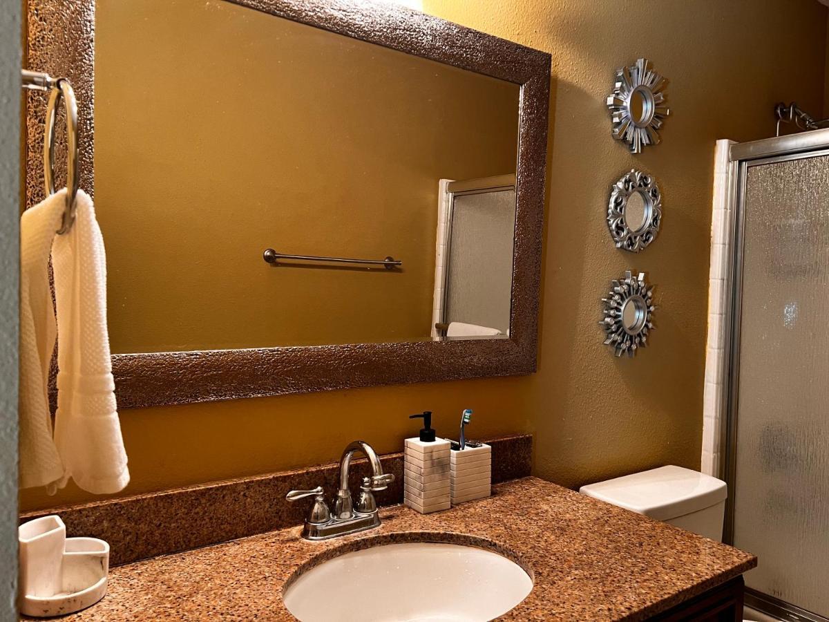 Modern Room With Shared Bathroom Alafaya Bagian luar foto
