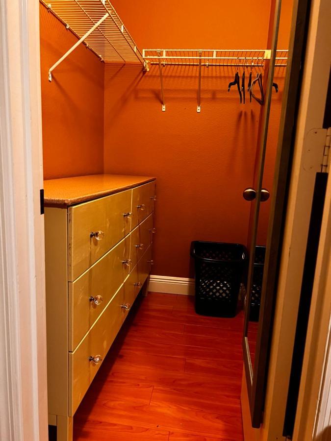 Modern Room With Shared Bathroom Alafaya Bagian luar foto